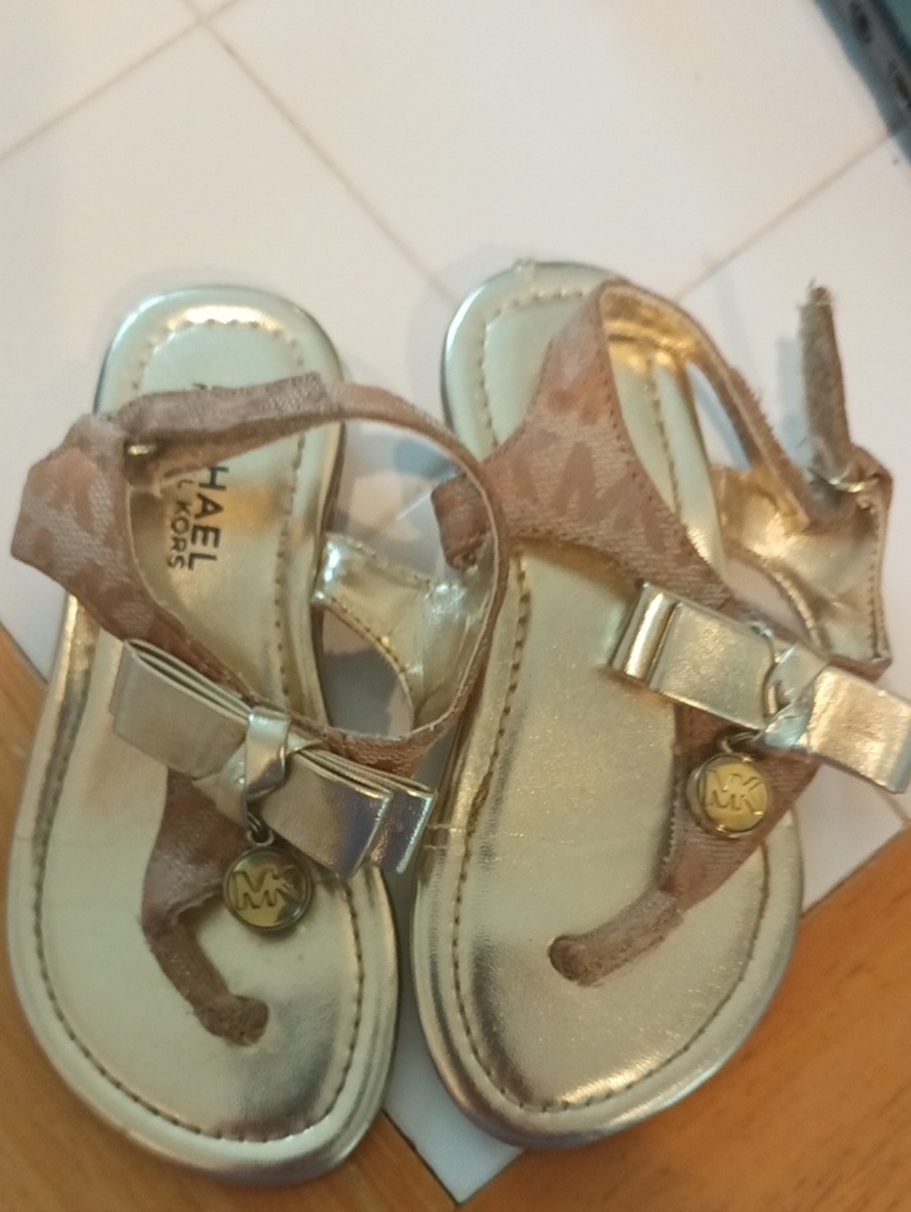 Michael Kors Kids Metallic Gold Bow Thong Sandals Baby size 8